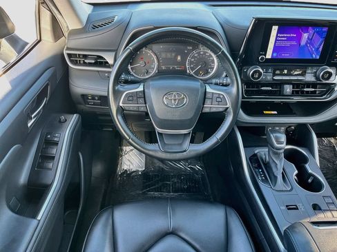 Used 2024 Toyota Highlander XLE FWD image 22