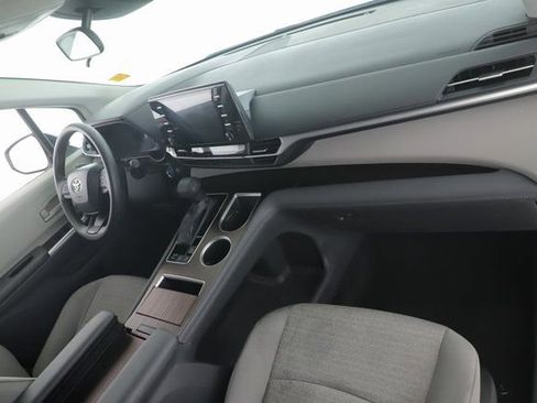 Used 2024 Toyota Sienna LE image 27