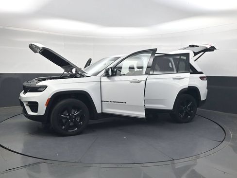 Used 2023 Jeep Grand Cherokee Altitude AWD/4WD image 44