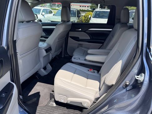 Used 2019 Toyota Highlander XLE w/ Carpet Mat Package (TMS) AWD/4WD image 12