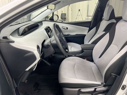 Used 2022 Toyota Prius LE image 18