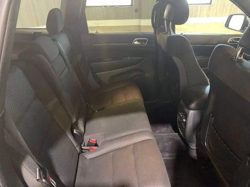 Used 2018 Jeep Grand Cherokee Laredo AWD/4WD image 19