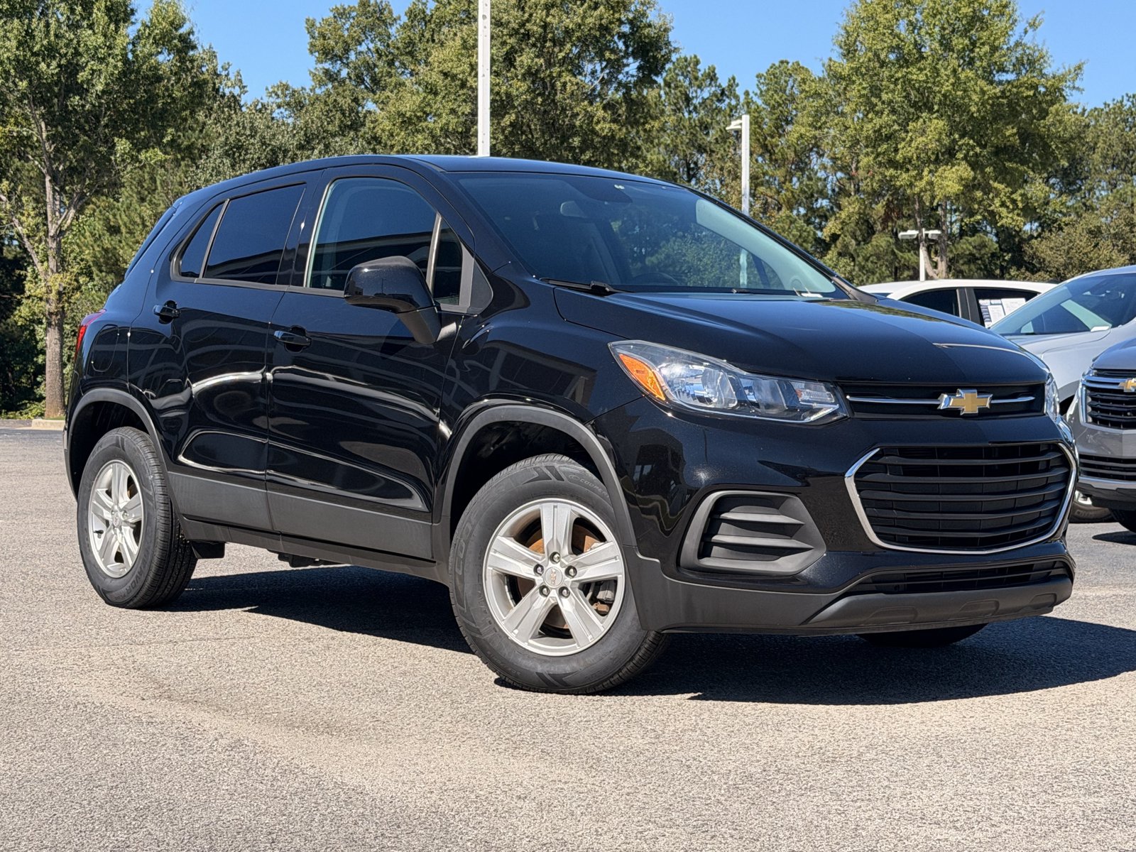 Used 2022 Chevrolet Trax LS w/ Tint and Cruise Package AWD/4WD image 2