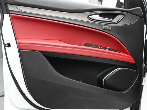 Used 2021 Alfa Romeo Stelvio Ti image 9