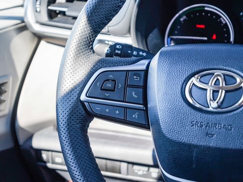 Used 2023 Toyota Sienna Limited image 17