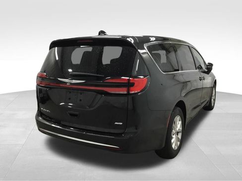 Used 2023 Chrysler Pacifica Touring-L AWD/4WD image 14