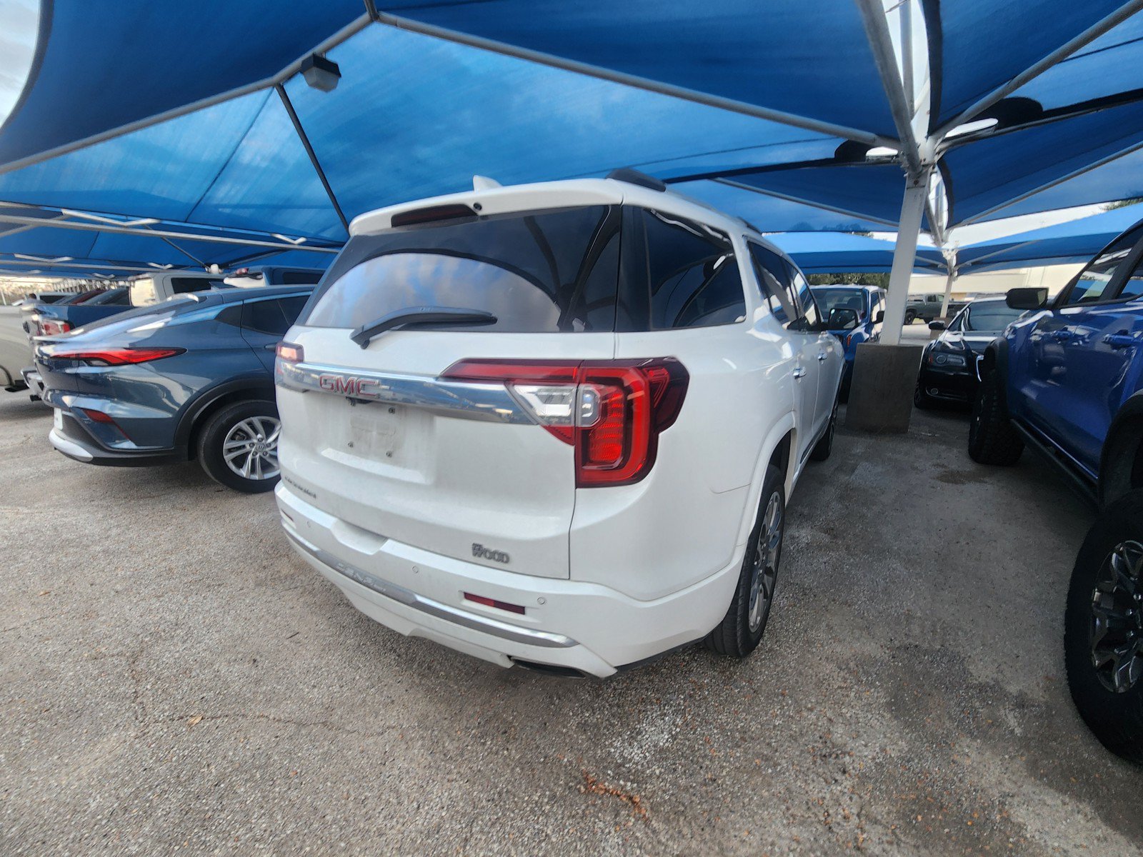 Used 2023 GMC Acadia Denali w/ Denali Ultimate Package FWD image 4