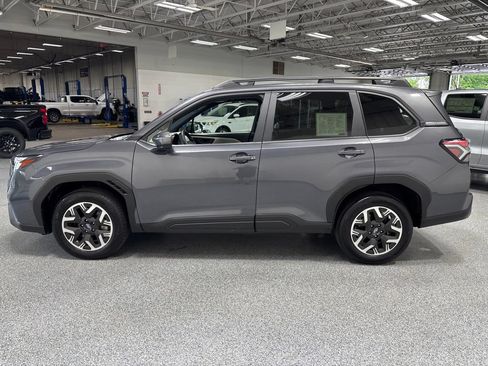 Used 2025 Subaru Forester Premium AWD/4WD image 4