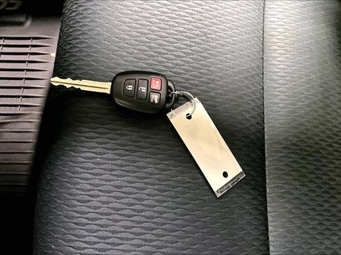Used 2019 Toyota Corolla LE FWD image 33