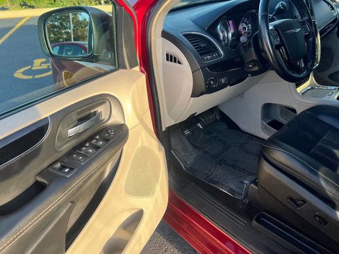 Used 2014 Chrysler Town & Country Touring-L image 18