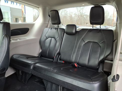 Used 2023 Chrysler Pacifica Touring-L image 13