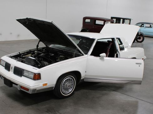Used 1988 Oldsmobile Cutlass Supreme Classic Brougham RWD image 27