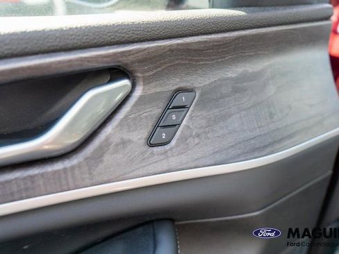 Used 2023 Jeep Grand Cherokee Limited AWD/4WD image 15
