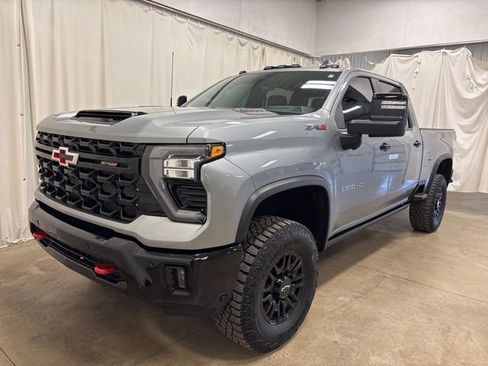 Used 2025 Chevrolet Silverado 2500 ZR2 w/ Technology Package AWD/4WD image 9