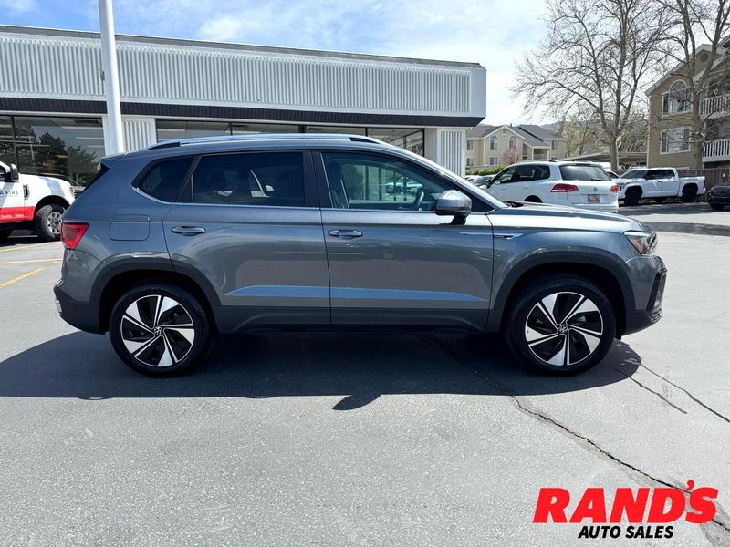 Used 2024 Volkswagen Taos SE image 1