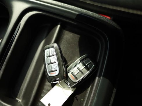 Used 2021 Chrysler Pacifica Touring w/ Uconnect Theater Family Group image 30