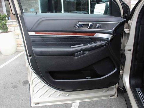 Used 2017 Ford Explorer Platinum image 10