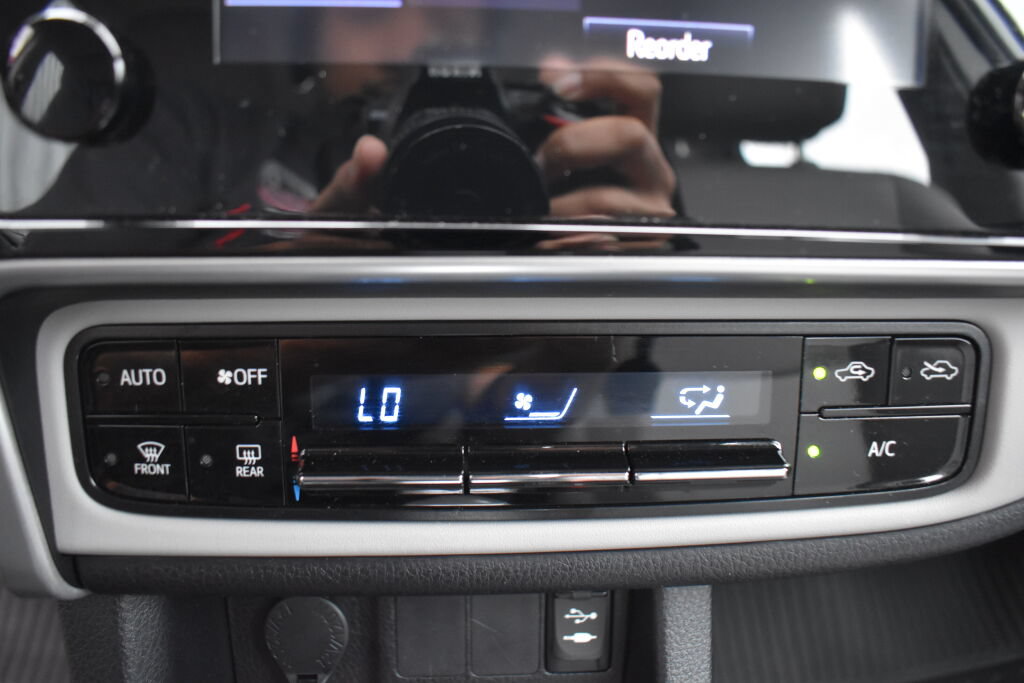 Used 2017 Toyota Corolla LE FWD image 12