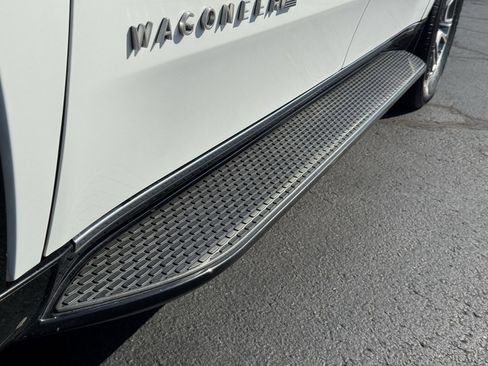 Used 2024 Jeep Wagoneer L Base image 41