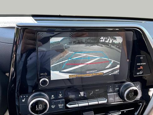 Used 2024 Toyota Highlander XLE FWD image 27