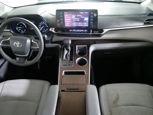 Used 2021 Toyota Sienna LE image 10