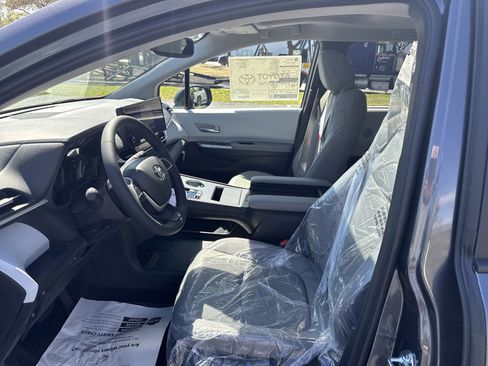 New 2025 Toyota Sienna XLE image 13