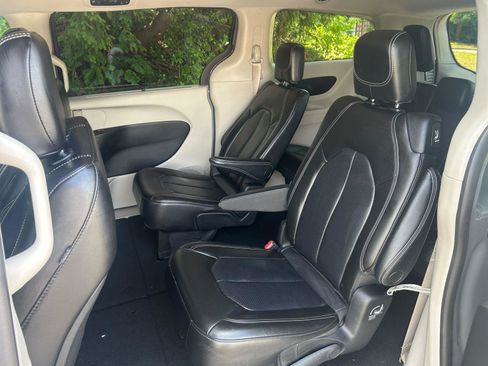 Used 2023 Chrysler Pacifica Touring-L FWD image 16