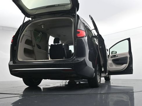 Used 2023 Chrysler Pacifica Touring-L FWD image 30