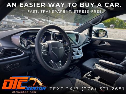 Used 2025 Chrysler Pacifica Select FWD image 10