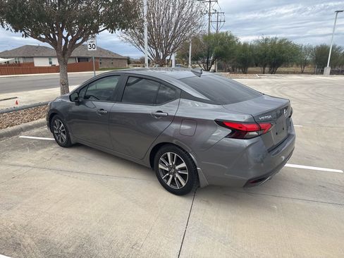 Used 2020 Nissan Versa SV image 5