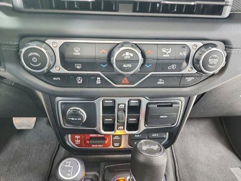 Used 2025 Jeep Wrangler Unlimited Rubicon image 29