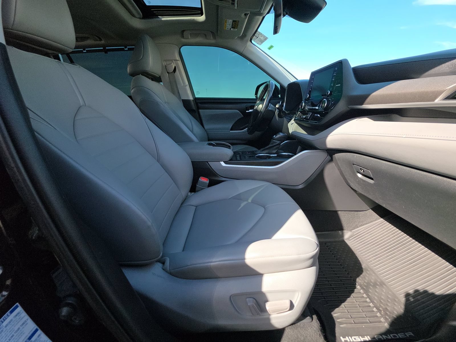 Used 2021 Toyota Highlander XLE AWD/4WD image 3