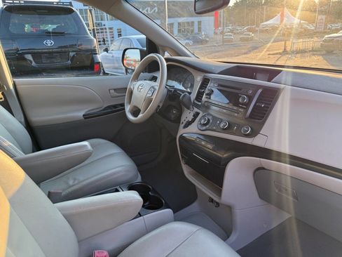 Used 2011 Toyota Sienna LE image 7