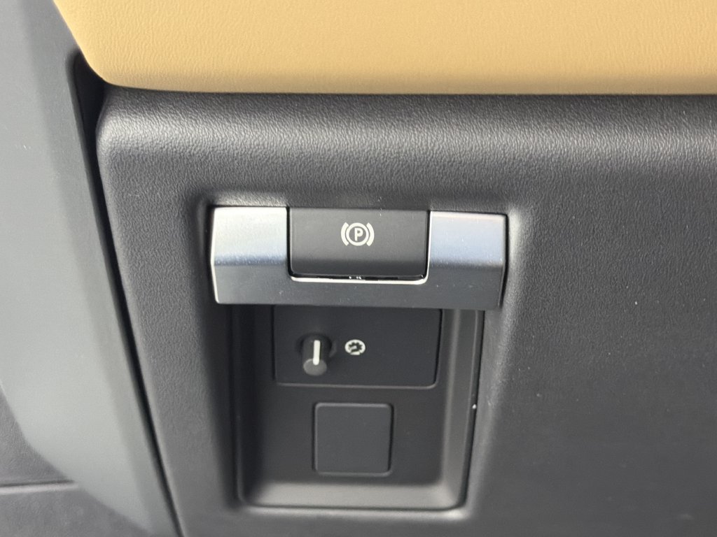 Certified 2025 Land Rover Defender 110 S AWD/4WD image 28