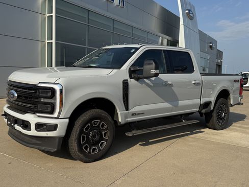Used 2026 Ford F250 Platinum AWD/4WD image 3