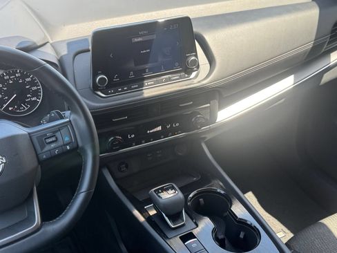 Used 2025 Nissan Rogue SV FWD image 16