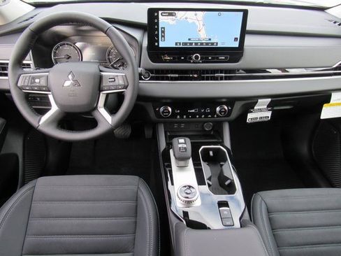 New 2026 Mitsubishi Outlander SE image 8