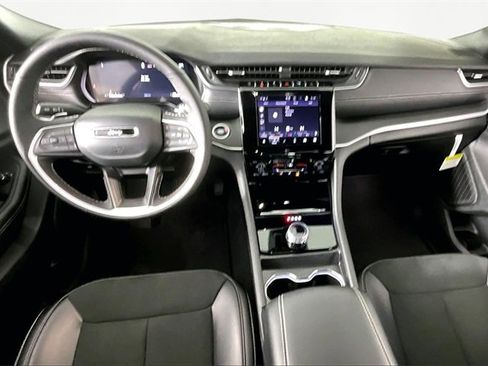 Used 2025 Jeep Grand Cherokee 4WD image 7