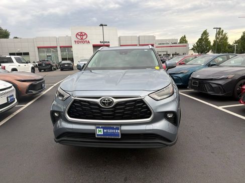 Used 2022 Toyota Highlander XLE AWD/4WD image 2