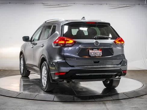 Used 2017 Nissan Rogue SV image 2