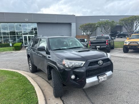 Used 2019 Toyota 4Runner TRD Off-Road image 2