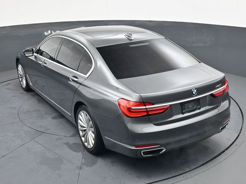 Used 2018 BMW 740i image 21