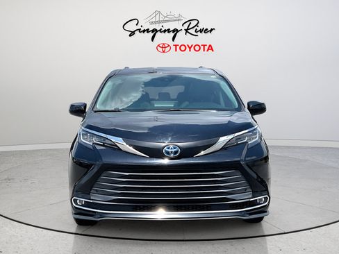 Used 2021 Toyota Sienna XLE FWD image 2