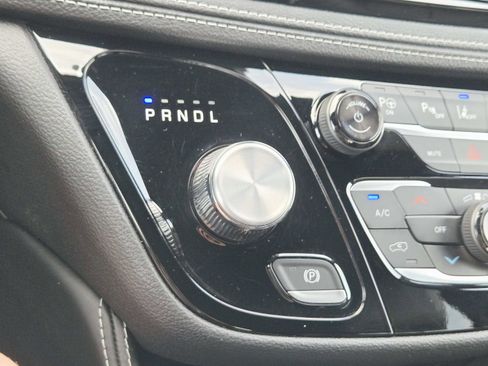 Used 2024 Chrysler Pacifica Limited w/ S Appearance Package FWD image 35