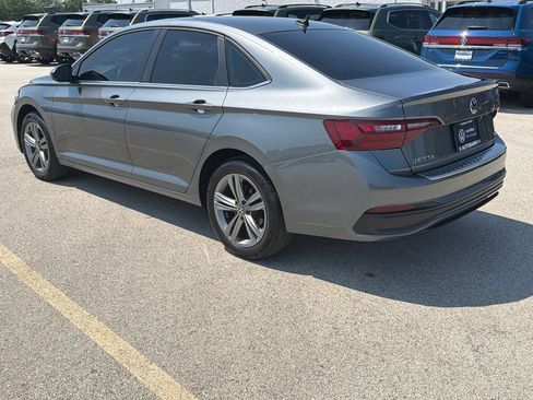 Used 2023 Volkswagen Jetta SE FWD image 4