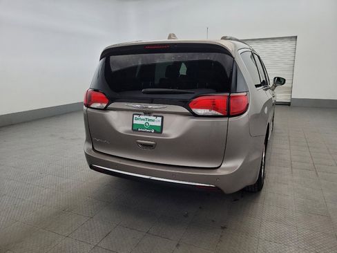 Used 2017 Chrysler Pacifica Touring-L FWD image 7