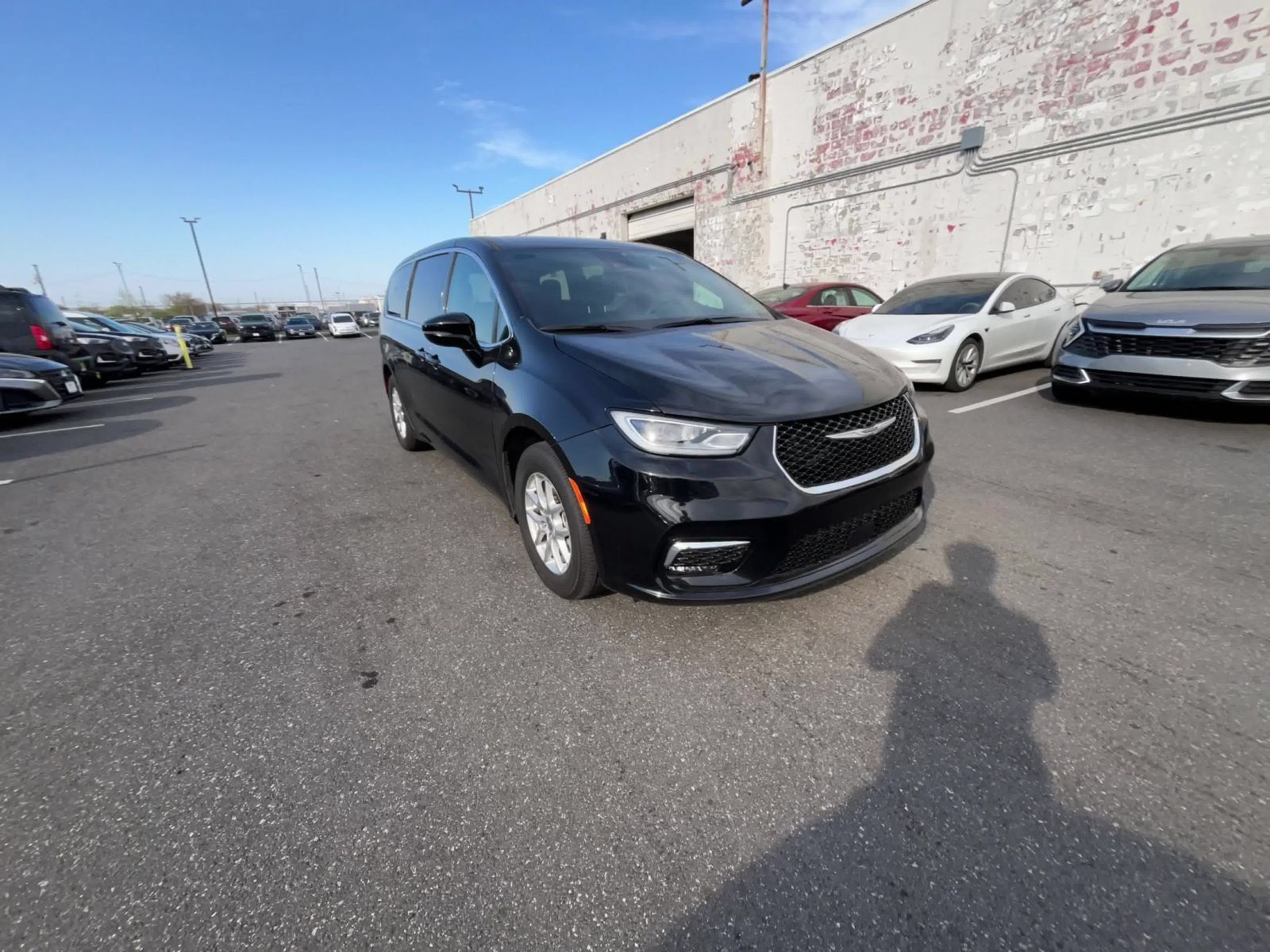 Used 2025 Chrysler Pacifica Select FWD image 3