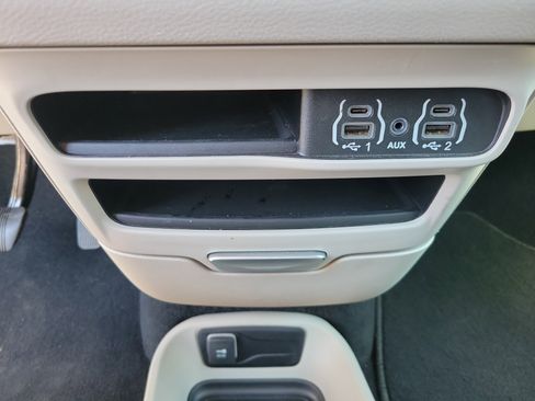 Used 2024 Chrysler Pacifica Touring-L FWD image 12