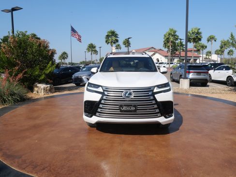 Certified 2025 Lexus LX 600 4WD w/ Luxury Package image 6