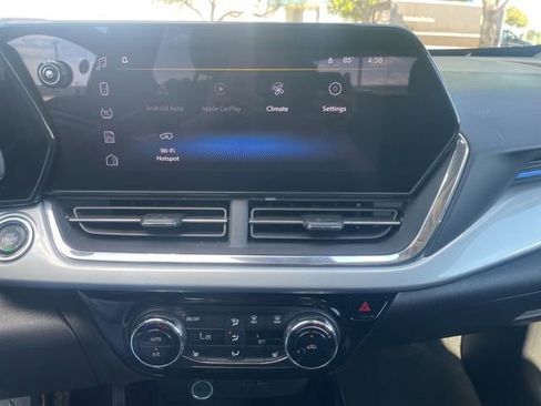 Used 2025 Chevrolet Trax LT w/ LT Convenience Package image 13